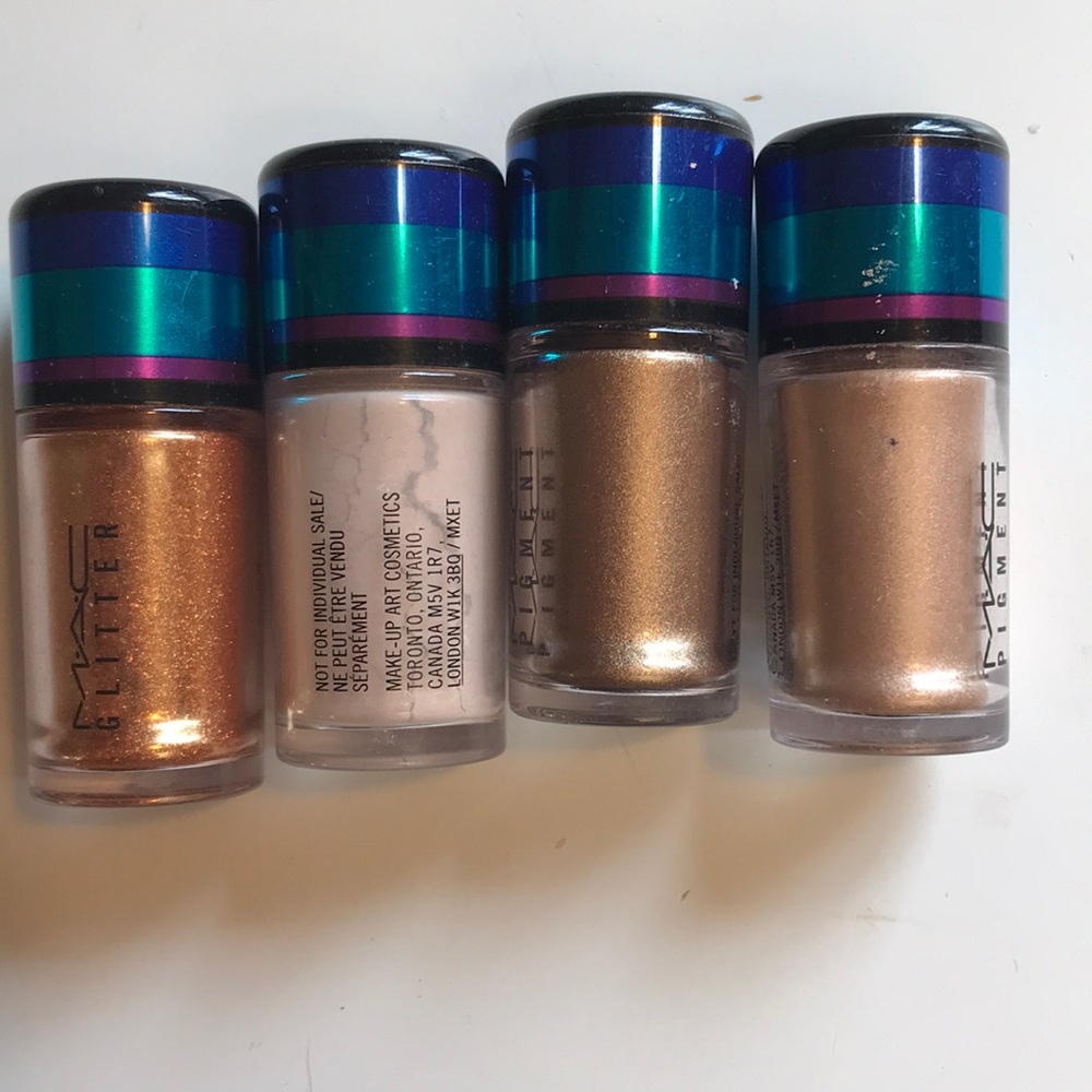 Mac travel size pigment set.